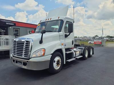 Freightliner Cascadia 125 Day Cab Truck - 455HP, 12 Speed Automatic
