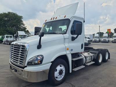 Freightliner Cascadia 125 Day Cab Truck - 450HP, 12 Speed Automatic