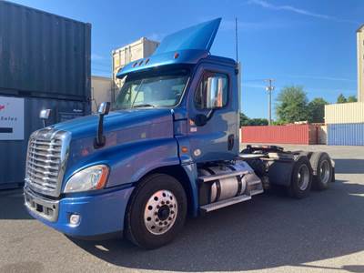 Freightliner Cascadia 125 Day Cab Truck - 455HP, 10 Speed Manual