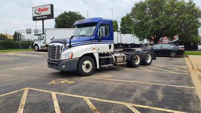Freightliner Cascadia 125 Day Cab Truck - 470HP, 10 Speed Manual