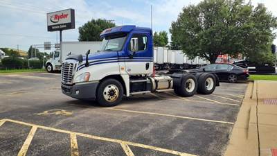 Freightliner Cascadia 125 Day Cab Truck - 450HP, 10 Speed Manual
