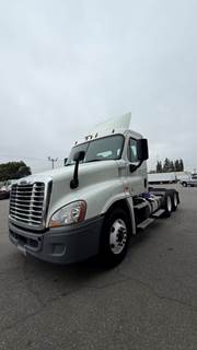 Freightliner Cascadia 125 Day Cab Truck - 450HP, 12 Speed Automatic