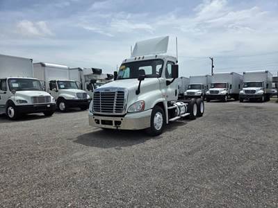 Freightliner Cascadia 125 Day Cab Truck - 450HP, 12 Speed Automatic