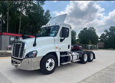 Freightliner Cascadia 125 Day Cab Truck - 455HP, 10 Speed Manual