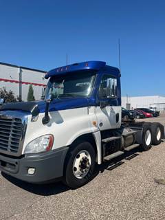 Freightliner Cascadia 125 Day Cab Truck - 450HP, 10 Speed Manual