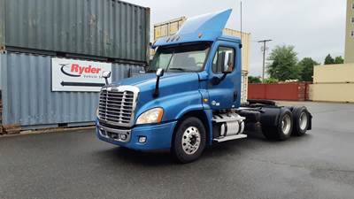 Freightliner Cascadia 125 Day Cab Truck - 455HP, 10 Speed Manual