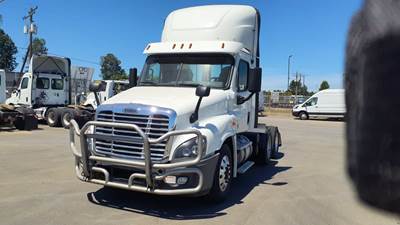 Freightliner Cascadia 125 Day Cab Truck - 530HP, 6 Speed Automatic