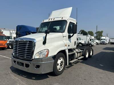 Freightliner Cascadia 125 Day Cab Truck - 450HP, 12 Speed Automatic