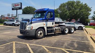 Freightliner Cascadia 125 Day Cab Truck - 450HP, 10 Speed Manual