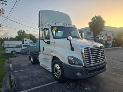 Freightliner Cascadia 125 Single Axle Day Cab Truck - 400HP, 10 Speed Manual