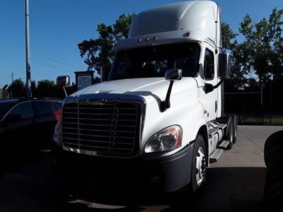 Freightliner Cascadia 125 Day Cab Truck - 455HP, 10 Speed Manual