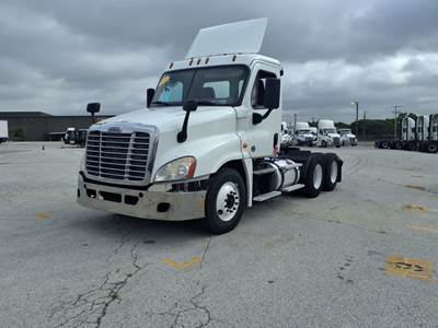 Freightliner Cascadia 125 Day Cab Truck - 450HP, 12 Speed Automatic