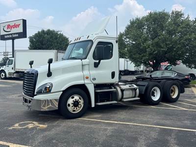 Freightliner Cascadia 125 Day Cab Truck - 450HP, 10 Speed Manual