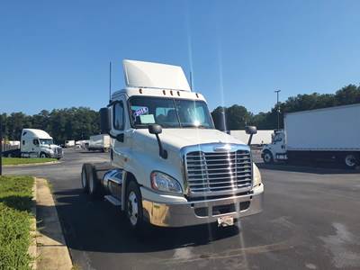 Freightliner Cascadia 125 Day Cab Truck - 450HP, 12 Speed Automatic