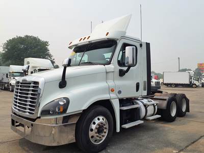 Freightliner Cascadia 125 Day Cab Truck - 450HP, 12 Speed Automatic