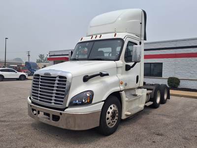 Freightliner Cascadia 125 Day Cab Truck - 455HP, 12 Speed Automatic