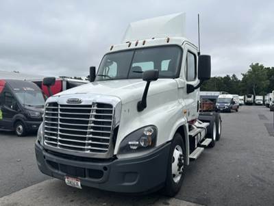 Freightliner Cascadia 125 Day Cab Truck - 475HP, 12 Speed Automatic