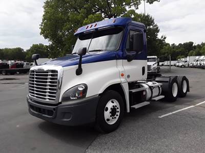 Freightliner Cascadia 125 Day Cab Truck - 455HP, 12 Speed Automatic