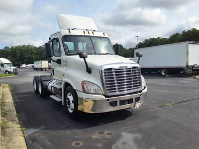 Freightliner Cascadia 125 Day Cab Truck - 450HP, 12 Speed Automatic