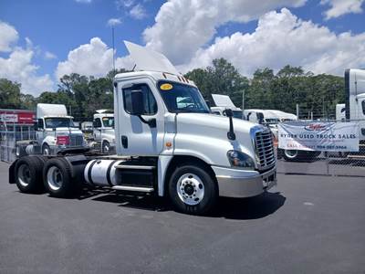 Freightliner Cascadia 125 Day Cab Truck - 450HP, 12 Speed Automatic