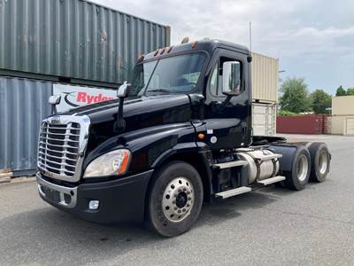 Freightliner Cascadia 125 Day Cab Truck - 450HP, 12 Speed Automatic