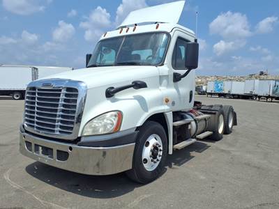 Freightliner Cascadia 125 Day Cab Truck - 450HP, 12 Speed Automatic
