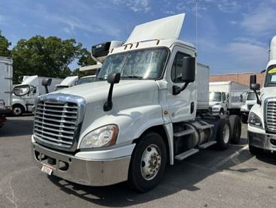 Freightliner Cascadia 125 Day Cab Truck - 450HP, 12 Speed Automatic