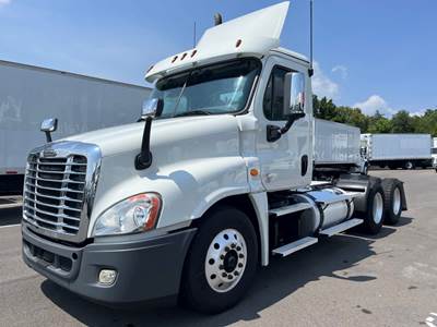 Freightliner Cascadia 125 Day Cab Truck - 475HP, 10 Speed Manual