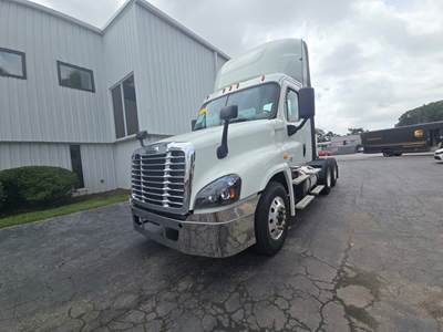 Freightliner Cascadia 125 Day Cab Truck - 450HP, 12 Speed Automatic