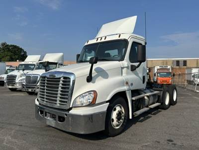 Freightliner Cascadia 125 Day Cab Truck - 450HP, 12 Speed Automatic