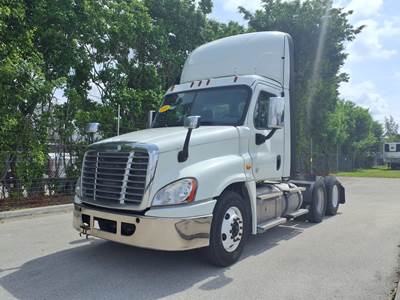 Freightliner Cascadia 125 Day Cab Truck - 410HP, 10 Speed Automatic