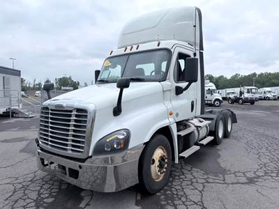 Freightliner Cascadia 125 Day Cab Truck - 450HP, 12 Speed Automatic