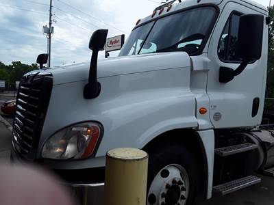 Freightliner Cascadia 125 Day Cab Truck - 450HP, 12 Speed Automatic