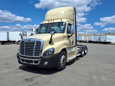 Freightliner Cascadia 125 Day Cab Truck - 455HP, 12 Speed Automatic