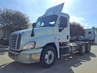 Freightliner Cascadia 125 Day Cab Truck - 450HP, 12 Speed Automatic
