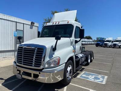 Freightliner Cascadia 125 Day Cab Truck - 450HP, 10 Speed Manual