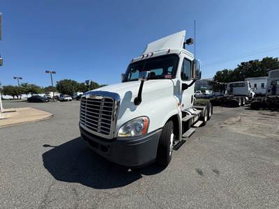 Freightliner Cascadia 125 Day Cab Truck - 450HP, 10 Speed Manual