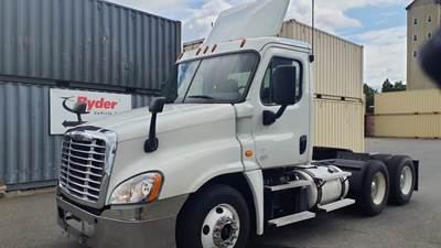 Freightliner Cascadia 125 Day Cab Truck - 450HP, 12 Speed Automatic
