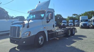 Freightliner Cascadia 125 Day Cab Truck - 455HP, 10 Speed Manual
