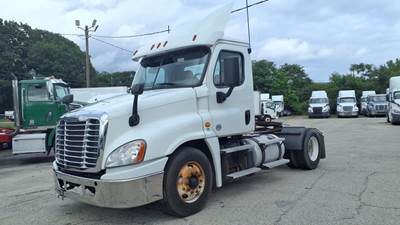 Freightliner Cascadia 125 Single Axle Day Cab Truck - 455HP, 12 Speed Automatic