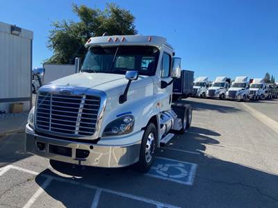 Freightliner Cascadia 125 Day Cab Truck - 450HP, 12 Speed Automatic