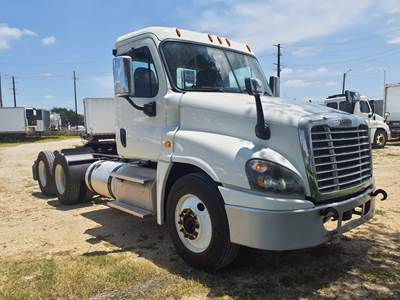 Freightliner Cascadia 125 Day Cab Truck - 450HP, 10 Speed Manual