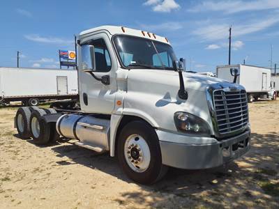 Freightliner Cascadia 125 Day Cab Truck - 450HP, 10 Speed Manual