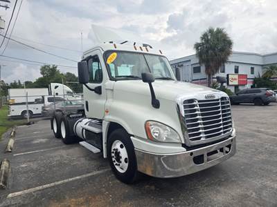 Freightliner Cascadia 125 Day Cab Truck - 450HP, 10 Speed Automatic