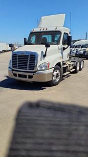 Freightliner Cascadia 125 Day Cab Truck - 450HP, 12 Speed Automatic