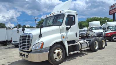 Freightliner Cascadia 125 Day Cab Truck - 450HP, 12 Speed Automatic