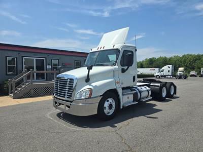 Freightliner Cascadia 125 Day Cab Truck - 450HP, 10 Speed Manual
