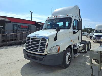 Freightliner Cascadia 125 Day Cab Truck - 410HP, 10 Speed Manual