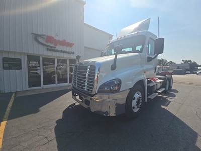 Freightliner Cascadia 125 Day Cab Truck - 450HP, 10 Speed Automatic