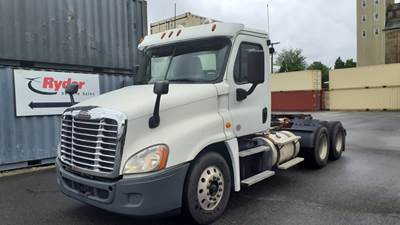 Freightliner Cascadia 125 Day Cab Truck - 450HP, 10 Speed Automatic